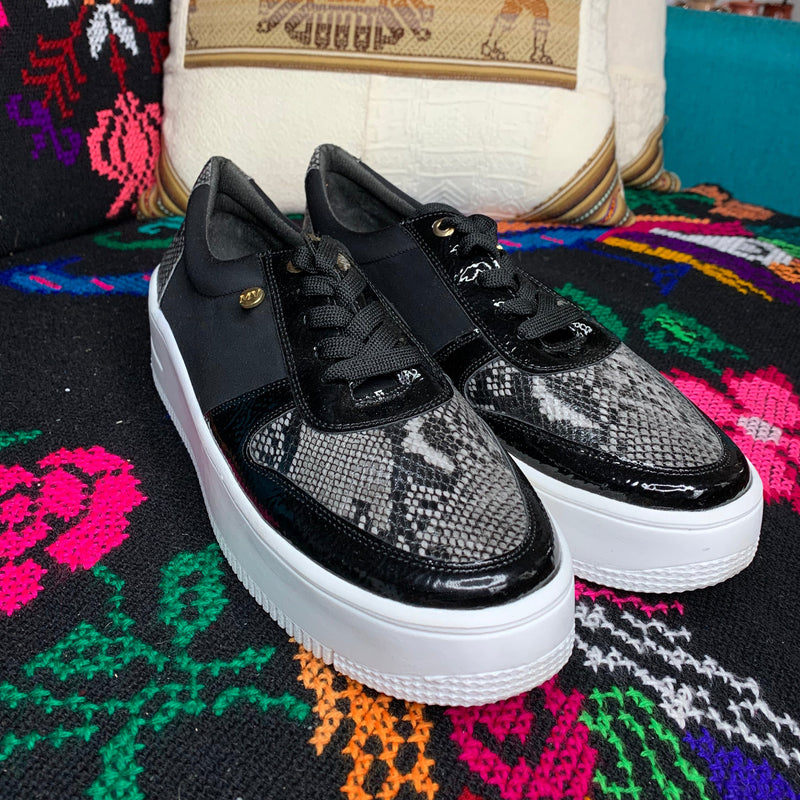 SNEAKER BOSTON B/W SNAKE (suela manchada)